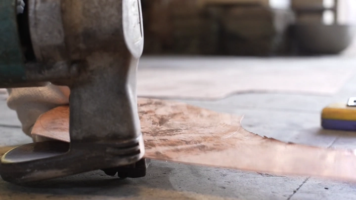 صناعة الدلة في ورشة تقليدية، لقطة مقربة.