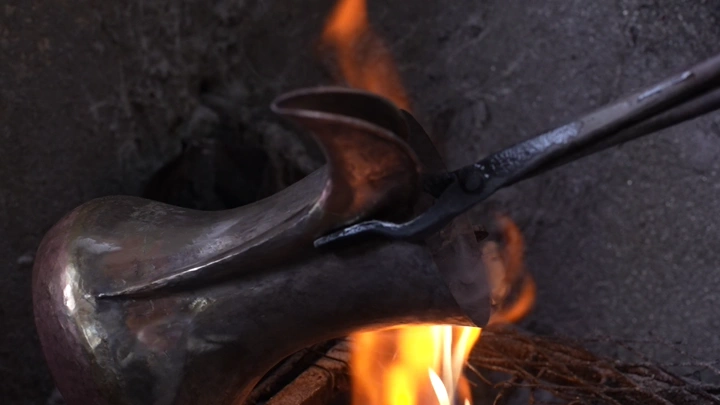 صناعة دلة تقليدية على النار، لقطة مقربة.
