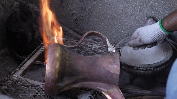 صناعة دلة تقليدية على النار، لقطة مقربة.