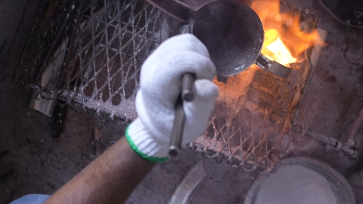 صناعة دلة تقليدية على النار، لقطة من الأعلى.