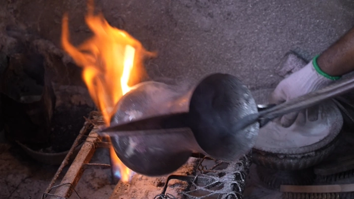 صناعة دلة تقليدية على النار، لقطة مقربة.