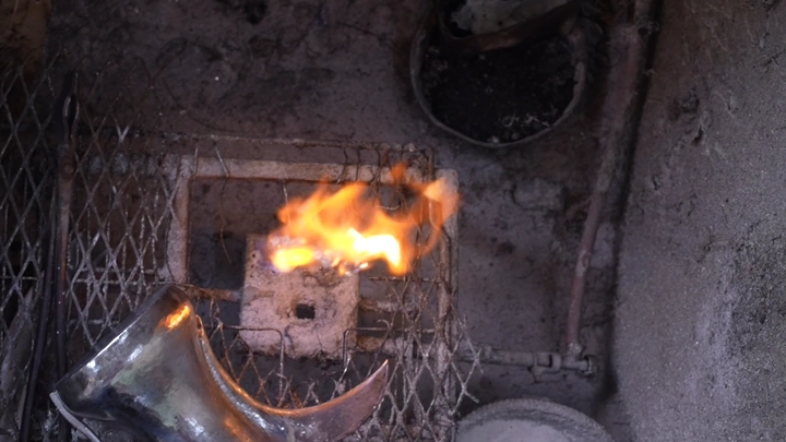 عملية صناعة الدلة يدوياً في ورشة، لقطة مقربة.