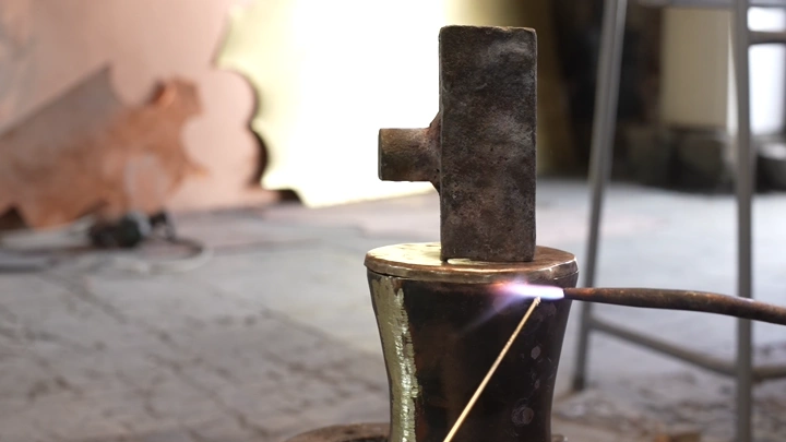 عملية لحام دلة في ورشة، لقطة قريبة.