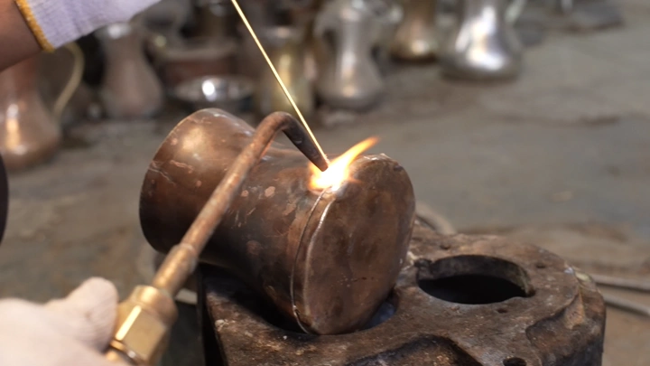 صناعة دلة تقليدية في ورشة، لقطة مقربة.