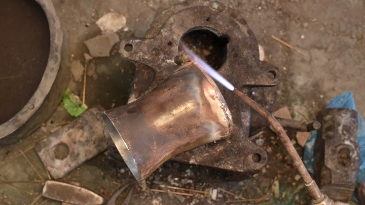 عملية لحام دلة تقليدية في ورشة عمل، لقطة مقربة.