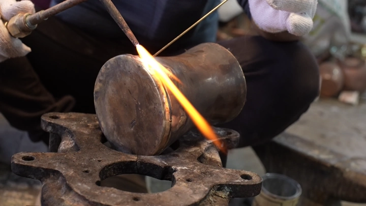 صناعة دلة تقليدية في ورشة، لقطة مقربة.