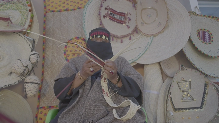 حرفية تصنع الخوص يدويًا، لقطة قريبة.