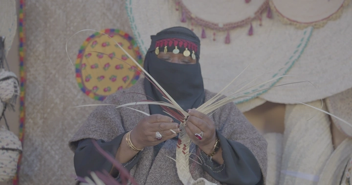 حرفية تصنع منتجات الخوص يدويًا، صورة تقليدية.