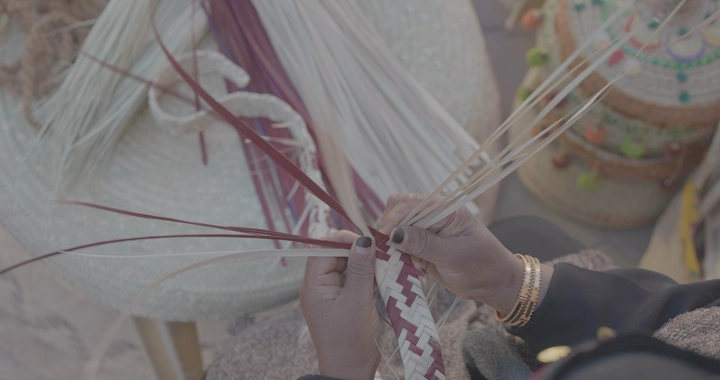 حياكة الخوص يدويًا في مكان تقليدي، لقطة مقربة.