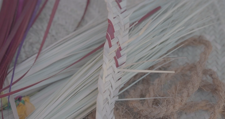 حرفة الخوص التقليدية في النهار، لقطة مقربة.