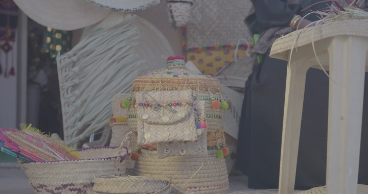 منتجات خوص تقليدية معروضة في سوق محلي، لقطة مقربة.