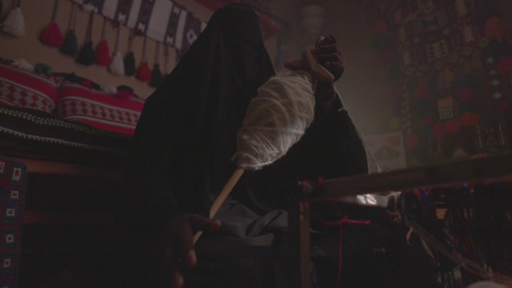 حياكة السدو في ورشة تقليدية، لقطة داخلية.