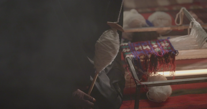 حياكة السدو التقليدية في ورشة عمل، لقطة قريبة.