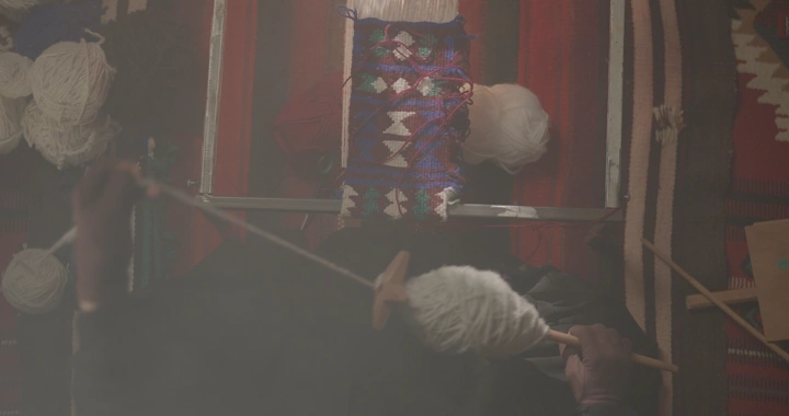 حياكة السدو التقليدية في مكان مغلق، لقطة علوية.