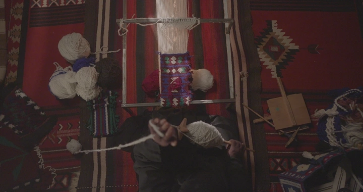 حياكة السدو التقليدية على نول يدوي، لقطة علوية.