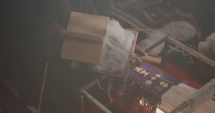 عملية نفش السدو في ورشة تقليدية، لقطة مقربة.