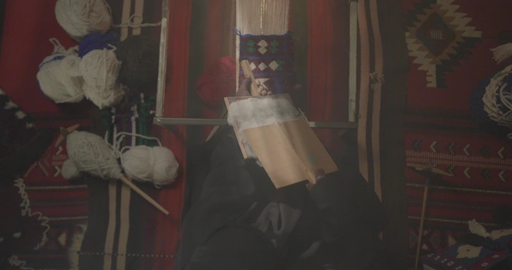 عملية نسج السدو التقليدي، لقطة علوية.