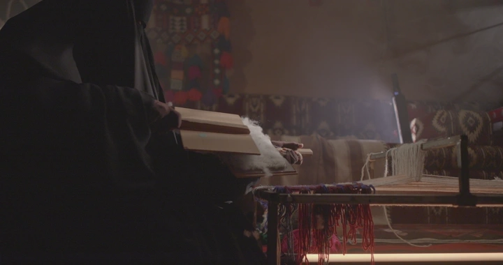 عملية نفش السدو في غرفة تقليدية، لقطة داخلية.