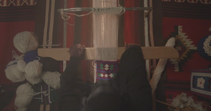 عملية نسج السدو باستخدام النول التقليدي، لقطة علوية.