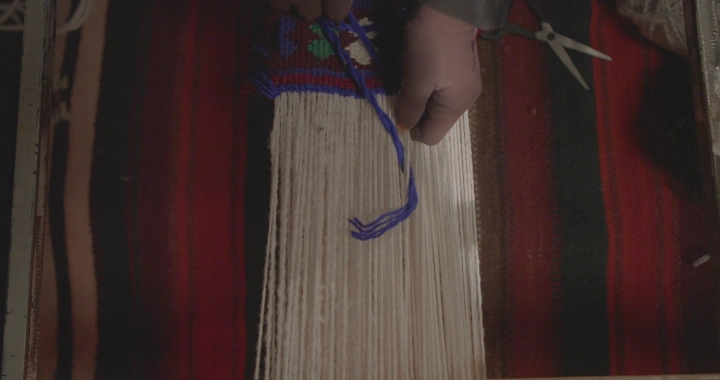 يد تعمل على نول سدو تقليدي، لقطة مقربة.