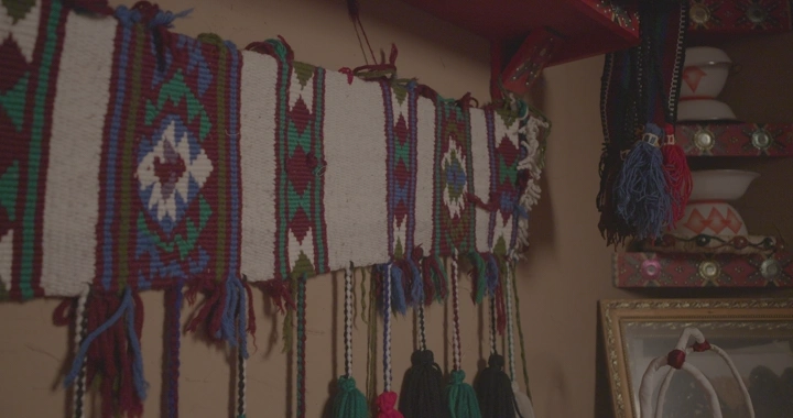 سدو تقليدي معلق على جدار، إضاءة داخلية دافئة.