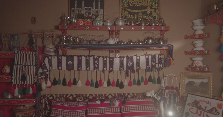 غرفة مزينة بالسدو التقليدي، تصوير داخلي.