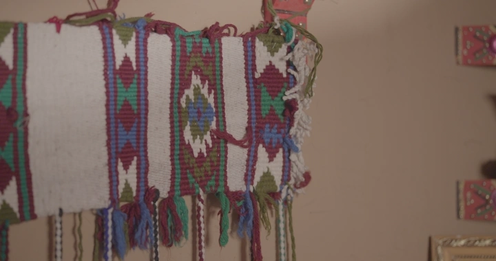 نسيج سدو تقليدي معلق على الحائط، لقطة قريبة.