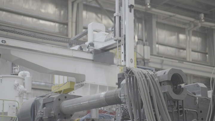 معدات صناعية داخل مصنع، لقطة داخلية.