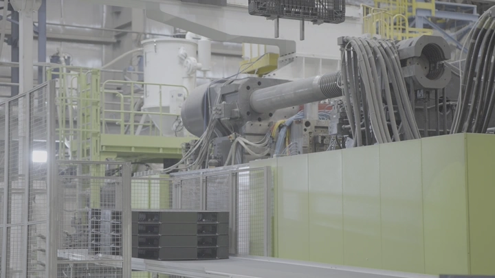 معدات صناعية في مصنع حديث، لقطة داخلية.