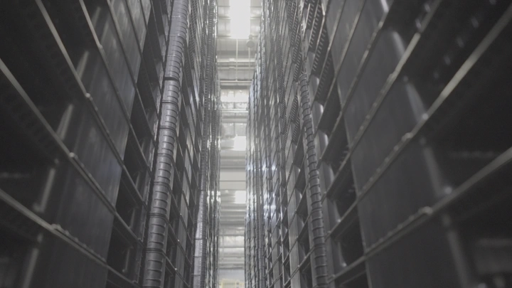 ممر طويل في مصنع حديث، لقطة من الأسفل إلى الأعلى.