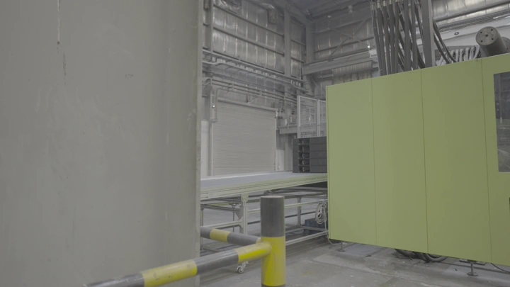 داخل مصنع حديث مع معدات صناعية، لقطة داخلية.