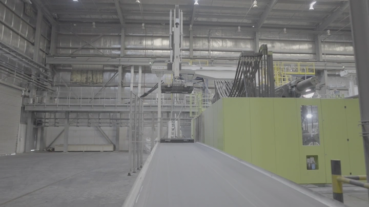 مصنع داخلي حديث مع معدات صناعية، لقطة بزاوية واسعة.