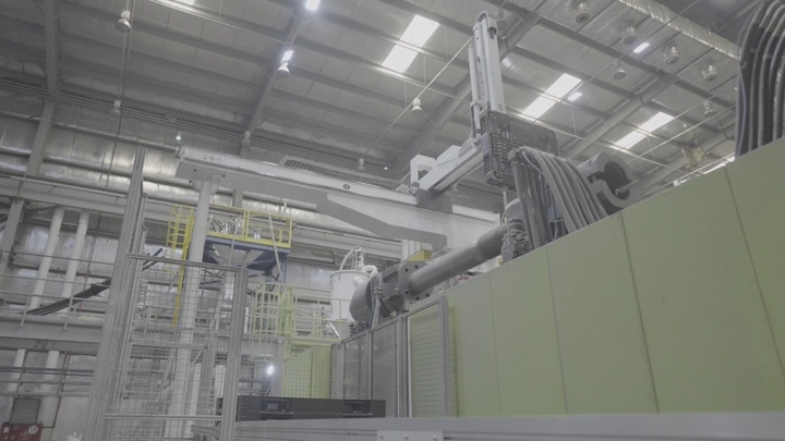 معدات صناعية داخل مصنع حديث، لقطة بزاوية منخفضة.