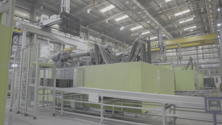 معدات صناعية داخل مصنع حديث، لقطة داخلية.