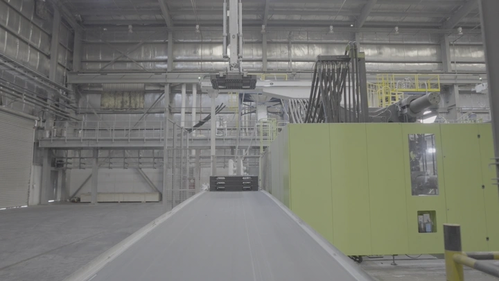 خط إنتاج في مصنع حديث، لقطة داخلية.