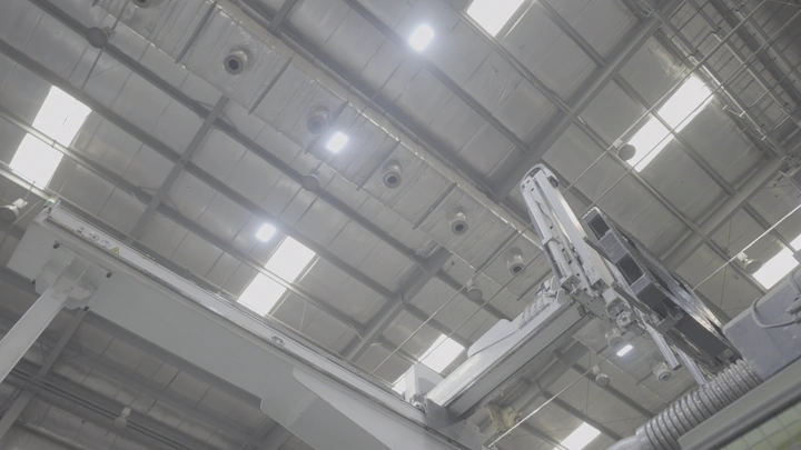 داخل مصنع حديث مع معدات صناعية، لقطة داخلية.