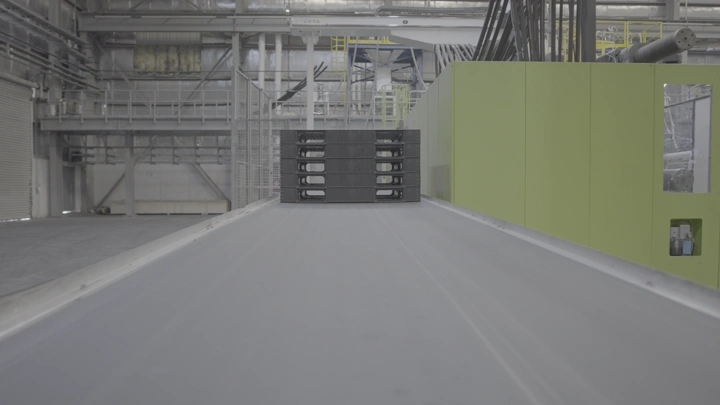 معدات صناعية داخل مصنع، لقطة داخلية.