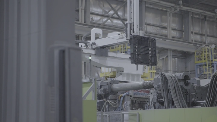 معدات صناعية داخل مصنع حديث، لقطة داخلية.
