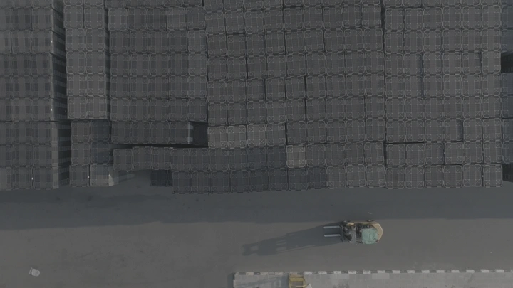 طبليات مكدسة في مستودع، لقطة درون من الأعلى.