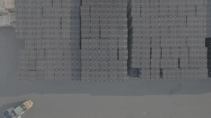 طبليات مكدسة في ساحة مفتوحة، لقطة جوية.