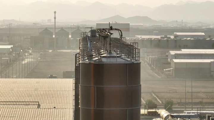 صوامع تخزين صناعية في منطقة صناعية، لقطة درون.