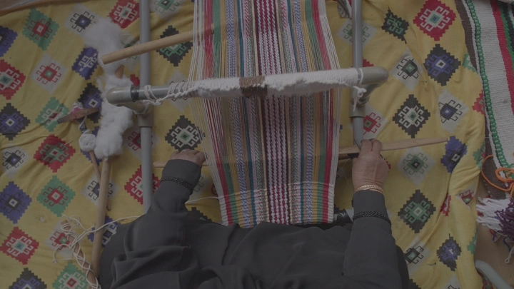 حياكة السدو التقليدية على نول يدوي، لقطة علوية.