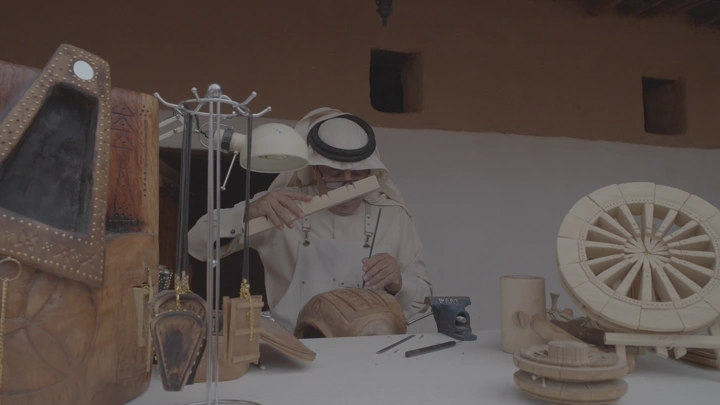 حرفي ينحت الخشب في ورشة تقليدية، لقطة مقربة.