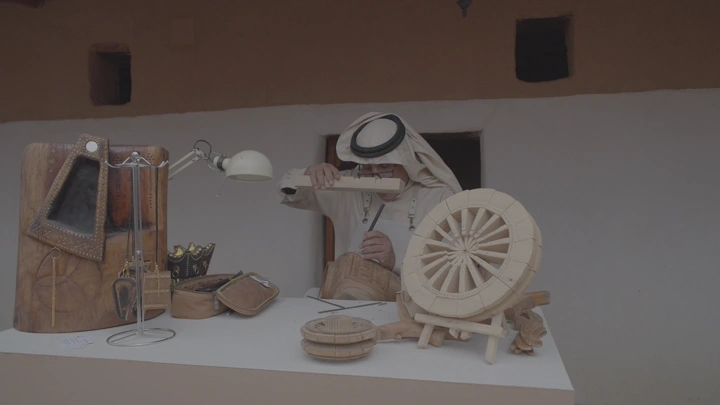 حرفي ينحت الخشب في ورشة تقليدية، لقطة ثابتة.