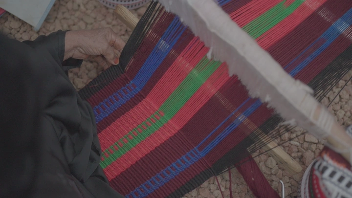 حياكة سدو تقليدية بألوان زاهية، لقطة قريبة.