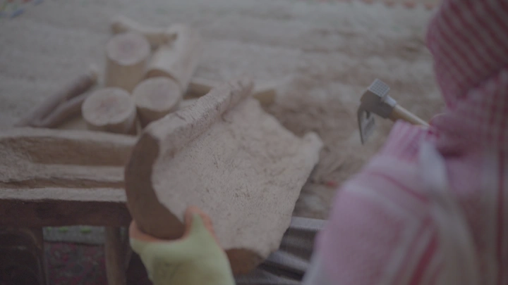 نحت خشب يدوي في ورشة تقليدية، لقطة قريبة.