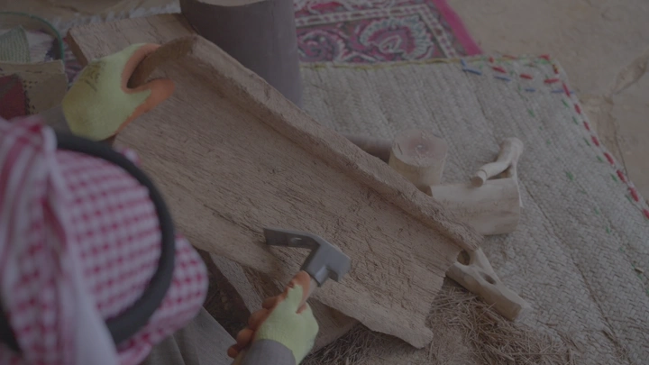 شخص ينحت الخشب في ورشة تقليدية، لقطة قريبة.