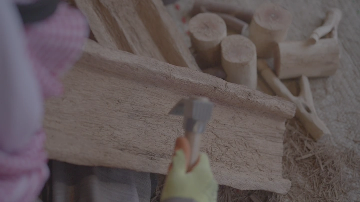 نحت خشب يدوي في ورشة، لقطة مقربة.