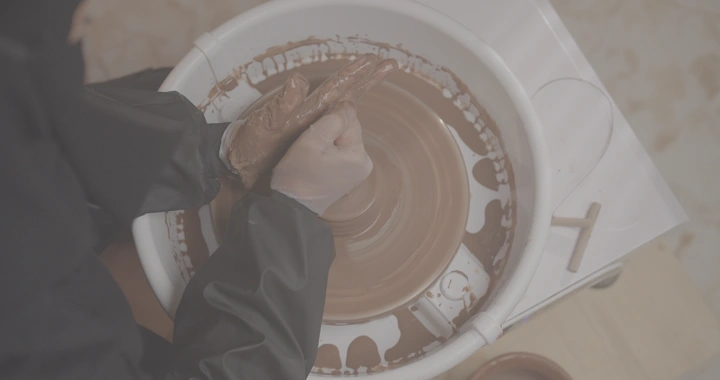 صناعة الفخار باليد على عجلة دوارة، لقطة علوية.