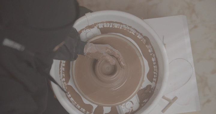 صناعة الفخار على عجلة دوارة، لقطة علوية.